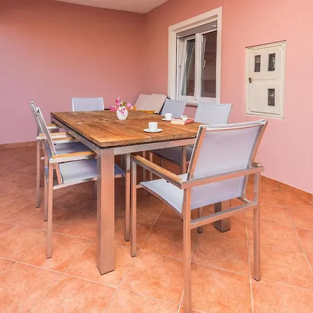 アパート Trogrlic プリヴラカ